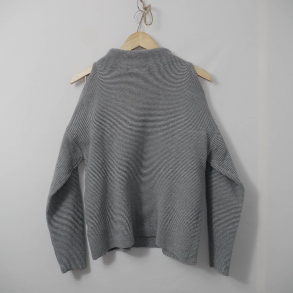 Amaryllis Cold Shoulder Gray Knit Sweater Size M - Picture 6 of 9